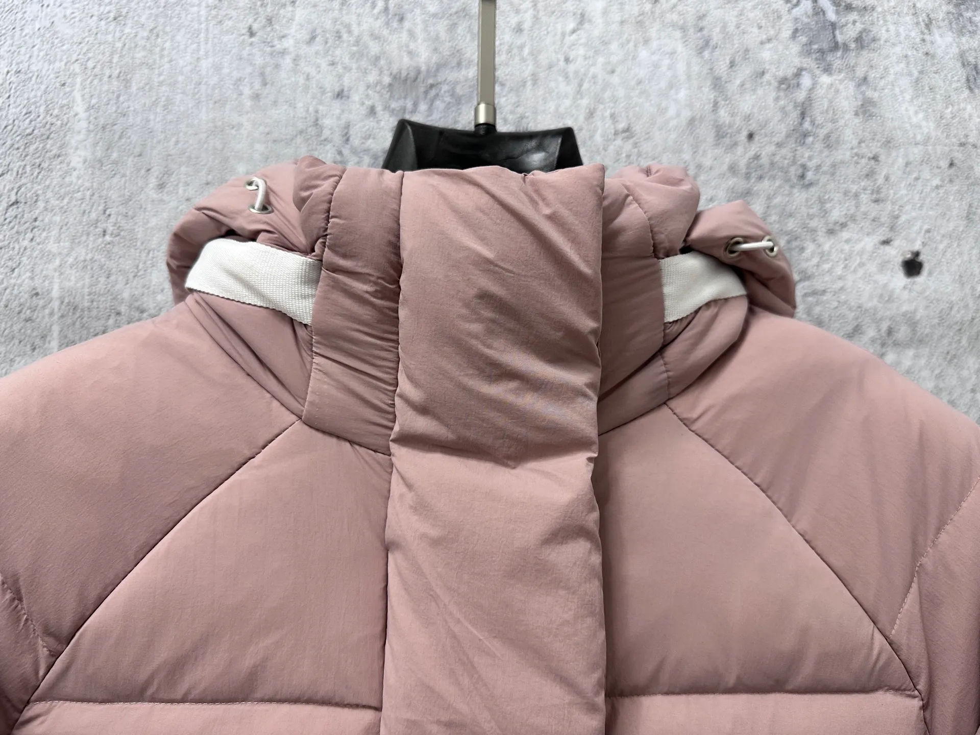 P740 【𝗖𝗔𝗡𝗔𝗗𝗔 𝗚𝗢𝗢𝗦𝗘】Capsule Series Macaron White Label Fabric: Made of soft EnduraLuxe fabric imported from DuPont, CORDURA, USA, which enhances the durability of easy-to-wear parts, is lightweight and durable; the liner is made of 400T anti-velvet gallbladder, which is comfortable, soft and non-velvet. : Equipped with a detachable hood, which can be adjusted in two directions, and is also filled with down, which brings greater softness and wrapping around the head and neck, and is full of warmth. This parka features white trim on the back and sides, and the hardware locks are all original and custom-made to match the muted fabric color. Goose label: The official website’s new series of silicone material labels, non-embroidery labels. Length: Fit hip-length. Size: XS-L